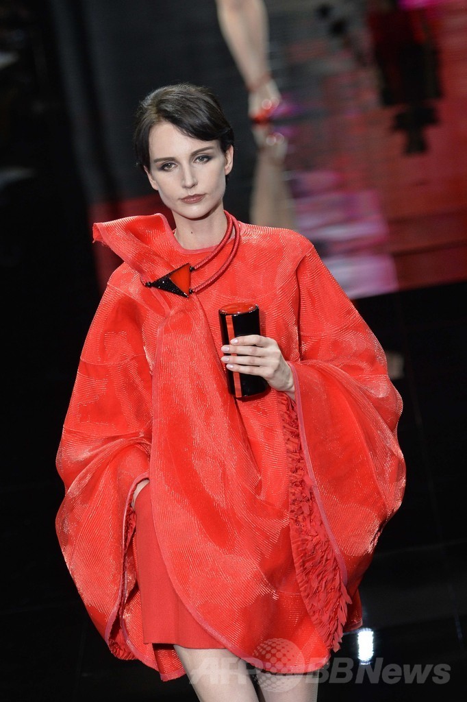 黒、白、赤で見せる多彩なスタイル、「ジョルジオ アルマーニ プリヴェ」14/15年秋冬オートクチュール