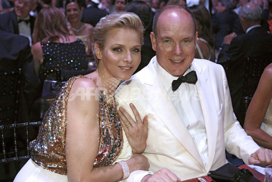 モナコ公夫妻、毎年恒例の赤十字ガラに出席