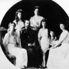 帝政ロシア最後の皇帝ニコライ2世（Nicholas II、前列左から2人目）と家族。アレクセイ皇太子（Alexei）は前列右から2人目、マリア皇女（Maria）は後列左（1917年撮影）。(c)AFP
