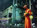 インド・ニューデリー西部マンドカで発生した火災現場付近に立つ国家災害対応部隊員（2022年5月14日撮影）。(c)Jalees ANDRABI / AFP