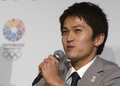 東京五輪招致委員会（Tokyo 2020 Bid Committee）は5日、アルゼンチン・ブエノスアイレス（Buenos Aires）で記者会見に臨み、スポーツディレクターの荒木田裕子（Yuko Arakida）理事は、もし東京が2020年夏期五輪の開催地に選ばれたら、2011年の東日本大震災の影響を受けた若者を勇気づけることができるだろうと話した。

記者会見に臨む男子フェンシングの銀メダリスト、千田健太（Kenta Chida）選手（2013年9月5日撮影）。(c)AFP/Juan MABROMATA