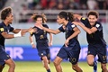 サッカーU-17W杯決勝、ドイツ対フランス。チームメートと得点を喜び合うフランスのマティス・アムグー（中央、2023年12月2日撮影）。(c)Adek BERRY/AFP