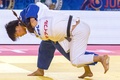 第33回世界柔道選手権、女子78キロ級。準決勝でダリア・ポゴジェレツ（白）と対戦する梅木真美（2015年8月28日撮影）。(c)AFP/JACK GUEZ