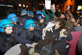 イタリア・ローマ（Rome）の内務省施設前で、警官隊と衝突する移民労働者の支援団体メンバーら（2010年1月9日撮影）。(c)AFP/Andreas Solaro