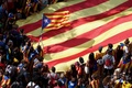 スペインからの独立の是非を問う住民投票が予定されているカタルーニャ州の州都バルセロナで、カタルーニャ独立派の旗「アスタラーダ」を掲げ、政府による投票阻止の構えに抗議する学生デモ（2017年9月28日撮影）。(c)AFP/PAU BARRENA