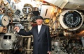 英ゴスポート（Gosport）にある王立海軍潜水艦博物館（Royal Navy Submarine Museum）の港で一般公開された、英海軍のA級潜水艦「アライアンス（HMS Alliance）号」の機関室でカメラの撮影に応じる、元技師のビル・ハンディサイド（Bill Handyside）さん（2014年4月3日撮影）。(c)AFP/GLYN KIRK