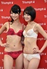 下着メーカー、トリンプ・インターナショナル・ジャパン（Triumph International Japan）のイメージガールに決まった永田レイナ（Reina Nagata）さん（左）と鎌滝えり（Eri Kamataki）さん（2014年10月29日撮影）。(c)AFP/Yoshikazu TSUNO