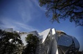 パリ（Paris）のブローニュの森（Bois de Boulogne）の森に建設された「ルイ・ヴィトン　ファウンデーション（Fondation Louis Vuitton）」の外観の一部（2014年4月10日撮影）。(c)AFP/FRANCK FIFE