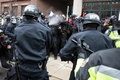 米首都ワシントンで、デモ隊に対し催涙スプレーを使用する警官隊（2017年1月20日撮影）。(c)AFP/ZACH GIBSON