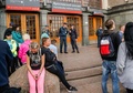 ロシア・モスクワのヤロスラフスキー駅前で待たされる乗客（2017年9月13日撮影）。(c)AFP/Maxim ZMEYEV

