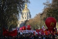 フランス・パリで、年金改革案に反対する抗議デモに参加した人々（2019年12月10日撮影）。(c)CHRISTOPHE ARCHAMBAULT / AFP