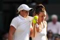 テニス、ウィンブルドン選手権（The Championships Wimbledon 2013）は6日、女子ダブルス決勝が行われ、アシュリー・バーティ（Ashleigh Barty）/ケーシー・デラクア（Casey Dellacqua）組は6-7、1-6で謝淑薇（Su-Wei Hsieh）/彭帥（Shuai Peng）組に敗れた。

試合中に言葉を交わすアシュリー・バーティ（左）とケーシー・デラクア（Casey Dellacqua、右、2013年7月6日撮影）。(c)AFP/GLYN KIRK