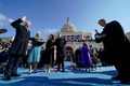 米大統領就任式で、就任宣誓を行うジョー・バイデン新大統領（左、2021年1月20日撮影）。(c)Andrew Harnik / POOL / AFP