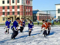 民族衣装を着て雪上ホッケーの試合をするモリダワ・ダウール族自治旗の興仁中学校の生徒たち（撮影日不明、資料写真）。(c)PeopleʼsDaily/胡淼
