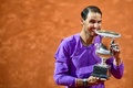 テニス、イタリア国際、男子シングルス決勝。トロフィーを手に優勝を喜ぶラファエル・ナダル（2021年5月16日撮影）。(c)Filippo MONTEFORTE / AFP