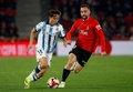 サッカースペイン国王杯準決勝第1戦、マジョルカ対レアル・ソシエダ。突破を図るレアル・ソシエダの久保建英（左、2024年2月6日撮影）。(c)JAIME REINA / AFP