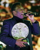 試合開始前、記念の盾を受け取りスピーチする元ブラジル代表のペレ（%%Pele%%）氏（2008年6月18日撮影）(c)AFP/Nelson Almeida