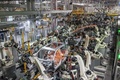 スマートロボットアームが作業を行う重慶長安汽車第2工場の溶接作業場（撮影日不明）。(c)People’s Daily/王加喜