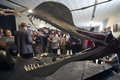 ブラジル・リオデジャネイロ（Rio de Janeiro）で、巨大翼竜「トロペオグナトゥス（Tropeognathus mesembrinus）」の骨格の化石と模型を披露する国立博物館（National Museum）の古生物学者アレクサンダー・ケルナー（Alexander Kellner）氏（左から2人目、2013年3月20日撮影）。(c)AFP/VANDERLEI ALMEIDA