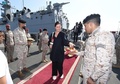 スーダンから脱出し、サウジアラビア・ジッダに到着した市民らを出迎えるサウジ兵士。国営サウジ通信提供（2022年4月22日提供）。(c)AFP PHOTO / HO / SPA