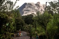 インドネシア・ジョクジャカルタで、噴火活動が続くムラピ山を見る人々（2021年1月27日撮影）。(c)Agung Supriyanto / AFP