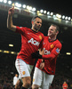 イングランド、FAカップ2012-13（FA Cup 2012-13）は26日、4回戦が行われ、マンチェスター・ユナイテッド（Manchester United）は4-1でフラム（Fulham）を下し、5回戦に進出した。

前半3分に先制点となるPKを決めチームメイトのウェイン・ルーニー（Wayne Rooney、右）に祝福されるマンチェスター・ユナイテッドのライアン・ギグス（Ryan Giggs、2013年1月26日撮影）。(c)AFP/ANDREW YATES