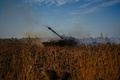 ウクライナ南部の前線で、ロシア軍の陣地に向けて砲撃するウクライナ軍の旧ソ連製122ミリ自走榴弾砲「グボズジカ」（2022年10月8日撮影）。(c)Dimitar DILKOFF / AFP