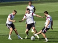 スペイン・スーパーカップ2014（Spanish Super Cup 2014）、アトレティコ・マドリード（Atletico Madrid）との第1戦を控え、バルデベバス（Valdebebas）のトレーニング施設で最終調整を行うレアル・マドリード（Real Madrid）の（左から）トニ・クロース（Toni Kroos）、ハメス・ロドリゲス（James Rodriguez）、セルヒオ・ラモス（Sergio Ramos）、ダニエル・カルバハル（Daniel Carvajal Ramos、2014年8月18日撮影）。(c)AFP/GERARD JULIEN