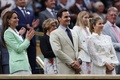 テニス、ウィンブルドン選手権、男子シングルス1回戦。試合後のアンディ・マレーのインタビューを聞く（左から）英国のキャサリン皇太子妃、元男子テニスのロジャー・フェデラー氏、フェデラー氏の妻のミルカさん（2023年7月4日撮影）。(c)Adrian DENNIS/ AFP