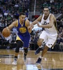15-16NBA、ユタ・ジャズ対ゴールデンステイト・ウォリアーズ。ユタ・ジャズのルディ・ゴーベルにドライブを仕掛けるゴールデンステイト・ウォリアーズのステフェン・カリー（2015年11月30日撮影）。(c)AFP/Getty Images/George Frey