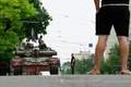 ロシア・ロストフナドヌーに進軍した民間軍事会社ワグネルの戦車（2023年6月24日撮影）。(c)STRINGER / AFP