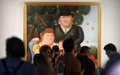 コロンビア・ボゴタのボテロ美術館に展示された同国出身の芸術家、フェルナンド・ボテロ氏の作品を見る人（2023年9月15日撮影）。(c)Juan BARRETO / AFP