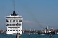 イタリアのベネチアで、観光船と衝突して停泊する大型クルーズ船MSCオペラ（2019年6月2日撮影）。(c)Andrea PATTARO / AFP