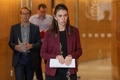ニュージーランドの首都ウェリントンで記者会見場に到着したジャシンダ・アーダーン首相（2020年4月27日撮影）。(c)Mark Mitchell / POOL / AFP