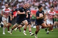 ラグビーテストマッチ、日本対イングランド。トライへ向かうイングランドのマーカス・スミス（右、2024年6月22日撮影）。(c)Philip FONG / AFP
