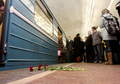 露モスクワ（Moscow）で、自爆攻撃のあったルビャンカ（Lubyanka）駅のプラットフォームに犠牲者を悼んで置かれたバラの花（2010年3月29日撮影）。(c)AFP/ANDREY SMIRNOV