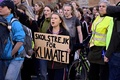 スウェーデンの首都ストックホルムで、気候変動対策を求める運動「フライデーズ・フォー・フューチャー（未来のための金曜日）」のデモに参加する同国の環境活動家グレタ・トゥンベリさん（中央、2022年9月9日撮影）。(c)Claudio BRESCIANI / TT News Agency / AFP