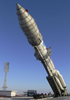 2008年1月25日、カザフスタンのバイコヌール（Baikonur）宇宙基地に据え付けられたロシアのプロトンM（Proton-M）ロケット。(c)AFP