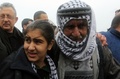 イスラエルで6週間にわたって収監され、パレスチナ自治区ヨルダン川西岸地区のトルカレムで釈放されたマラク・アルハティブさんと出迎えた父親（2015年2月13日撮影）。(c)AFP/JAAFAR ASHTIYEH