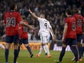 サッカースペイン国王杯（Copa del Rey 2013-14）5回戦、レアル・マドリード（Real Madrid）対オサスナ（CA Osasuna）第1戦。前半19分に先制点を決め喜ぶレアル・マドリードのカリム・ベンゼマ（Karim Benzema、中央、2014年1月9日撮影）。(c)AFP/DANI POZO
