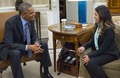 米ワシントンD.C.（Washington D.C.）ホワイトハウス（White House）の大統領執務室（Oval Office）で、エボラ出血熱から回復した看護師のニーナ・ファム（Nina Pham）さん（右）と面会するバラク・オバマ（Barack Obama）米大統領（左、2014年10月24日撮影）。(c)AFP/Saul LOEB