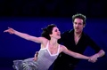 ソチ冬季五輪、フィギュアスケート・エキシビションの演技に臨むナタリー・プシャラ（Nathalie Pechalat）/ファビアン・ブルザ（Fabian Bourzat）組（2014年2月22日撮影）。(c)AFP/JOHN MACDOUGALL