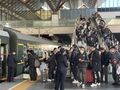 蘇州駅で次々と列車に乗り込む帰省客（2025年1月19日撮影）。(c)Xinhua News