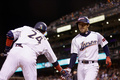 第3回ワールド・ベースボール・クラシック（2013 World Baseball Classic、WBC）は17日、米カリフォルニア（California）州サンフランシスコ（San Francisco）で準決勝が行われ、日本は1-3でプエルトリコに敗れた。

8回に本塁へ生還し、チームメイトの内川聖一（Seiichi Uchikawa、左）と喜ぶ日本の鳥谷敬（Takashi Toritani、2013年3月17日撮影）。(c)AFP/Getty Images/Ezra Shaw