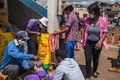マダガスカルの首都アンタナナリボで地元当局が提供する安価な米や油を買う住民ら（2020年3月23日撮影）。(c)RIJASOLO / AFP