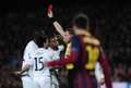 サッカー欧州チャンピオンズリーグ2013-14（UEFA Champions League 2013-14）決勝トーナメント1回戦第2戦、FCバルセロナ（FC Barcelona）対マンチェスター・シティ（Manchester City）。マンチェスター・シティのパブロ・サバレタ（Pablo Zabaleta）にレッドカードを提示するステファン・ラノイ（Stephane Lannoy）主審（右、2014年3月12日撮影）。(c)AFP/JOSEP LAGO