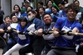 東京丸の内で行われた綱引き大会の様子（2023年4月17日撮影）。(c)Kazuhiro NOGI / AFP