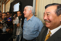 エジプト・カイロ（Cairo）で記者会見するザヒ・ハワス（Zahi Hawass）博士（左）と早稲田大学の吉村作治（Sakuji Yoshimura）教授（2008年7月19日撮影）。(c)AFP/CRIS BOURONCLE