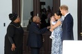 南アフリカ・ケープタウンでデズモンド・ツツ元大主教夫妻と面会する、英ヘンリー王子夫妻と長男のアーチーちゃん（2019年9月25日撮影）。(c)HENK KRUGER / POOL / AFP