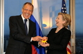 スイス・ジュネーブ（Geneva）で行われた米露外相会談で、ロシアのセルゲイ・ラブロフ（Sergei Lavrov）外相（左）に赤いボタンがついた装置を手渡す米国のヒラリー・クリントン（Hillary Clinton）国務長官（2009年3月6日撮影）。(c)AFP/FABRICE COFFRINI